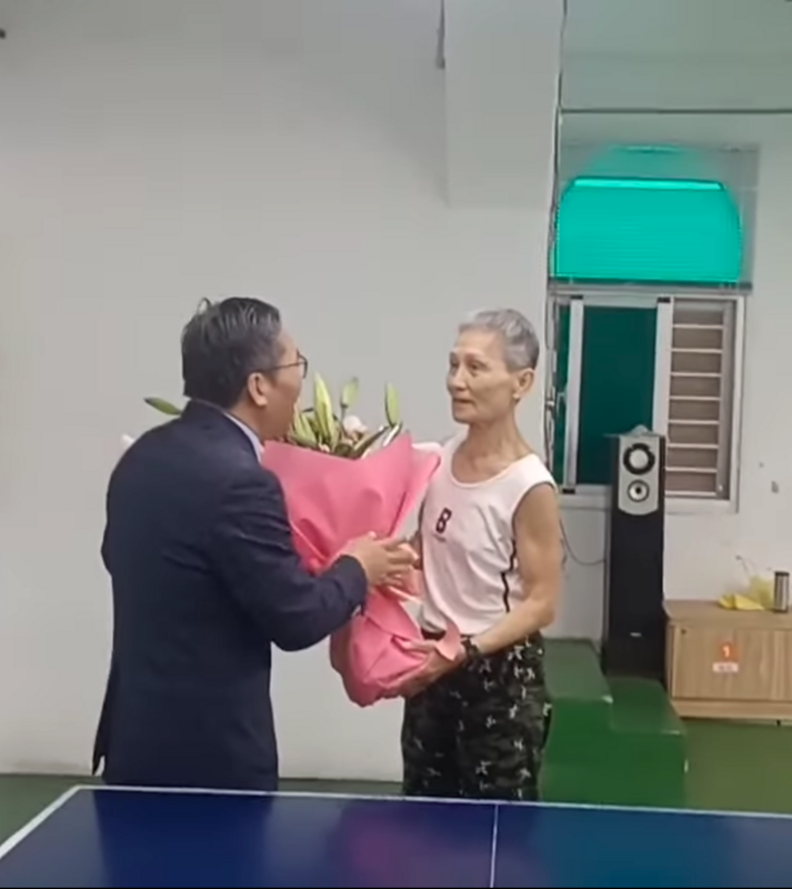 花蓮教師葉春蓮遭粗魯架離引起輿論譁然，台灣東社發言人陳財能獻花給葉春蓮。（資料照） 圖：翻攝自陳財能臉書