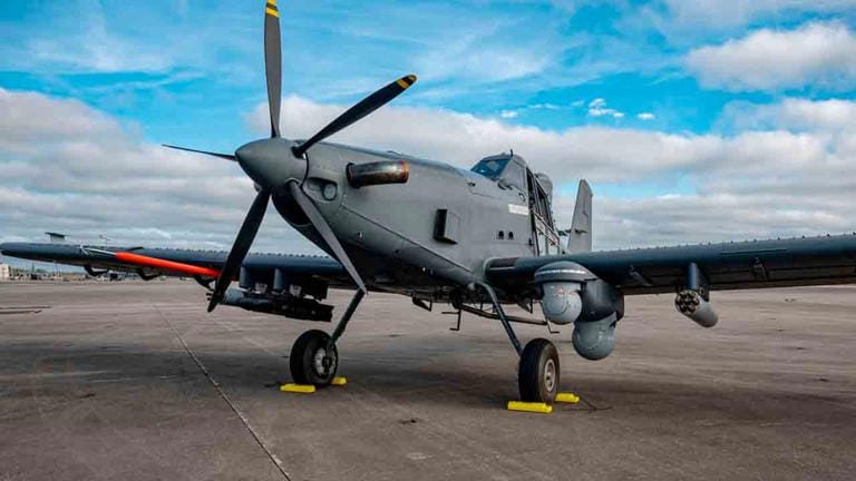 美國空軍特種作戰司令部（AFSOC）近日正式接收首批五架0A-1K「天襲者 II」（Sky Warden）近距空中支援螺旋槳攻擊機，預計將作為高度可配置的機隊核心，執行各類定制化的特殊任務。 圖：翻攝「X」@afspecopscmd