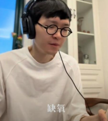 方大同生前最後的錄音畫面，可以看到他雖然身型消瘦，但精神還不錯，如今卻突然病逝，讓外界相當震驚且不捨。 圖：翻攝自方大同抖音