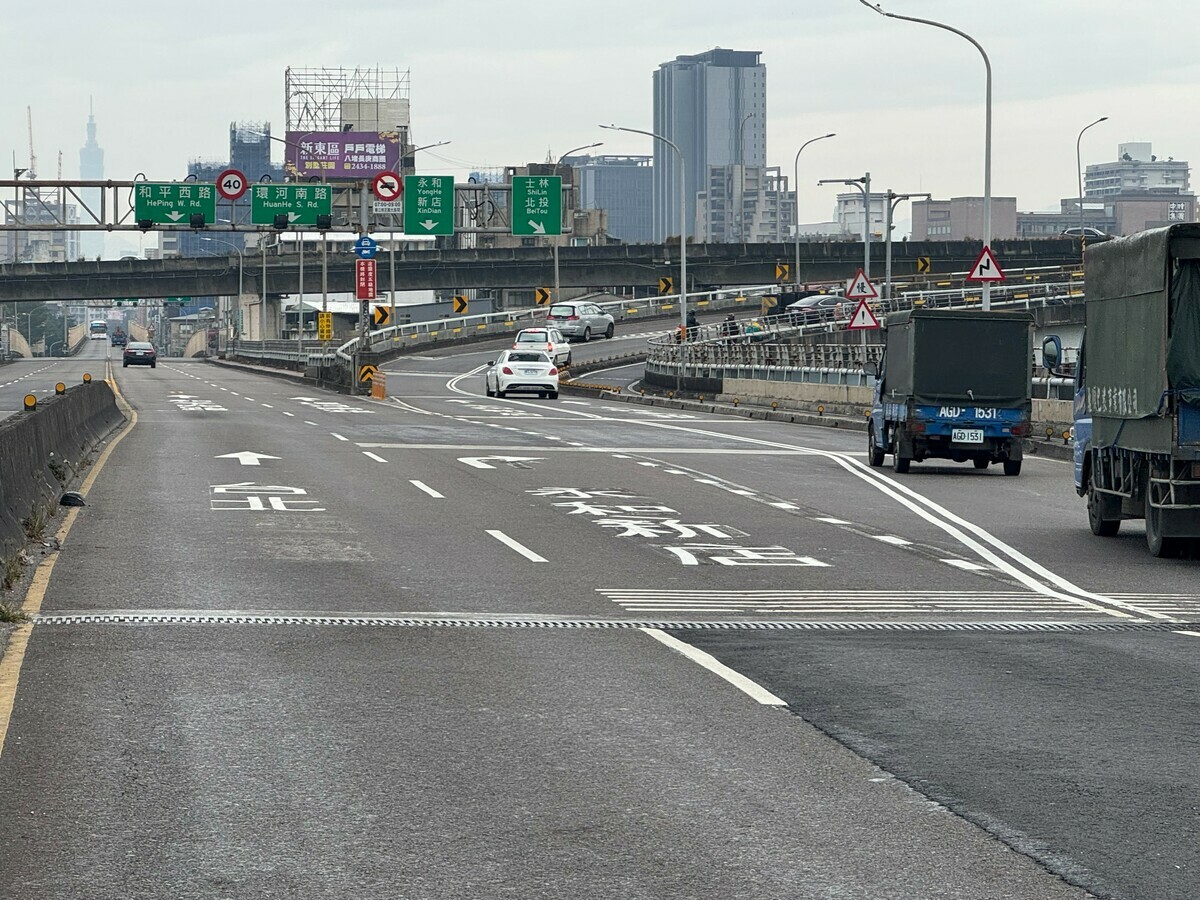 華江橋往北市方向車道標線調整。 圖：新北市交通局/提供