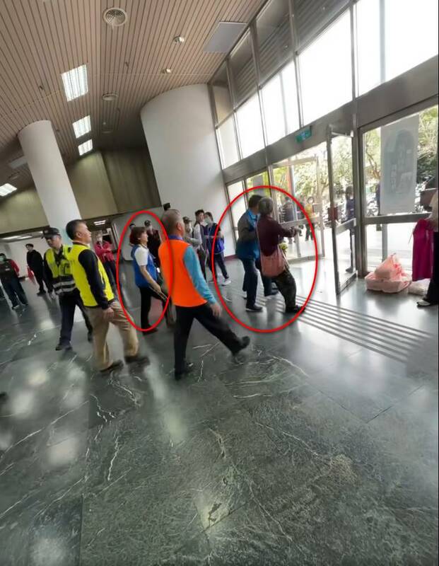 穿著藍色背心的女子(左)不斷追罵、對葉春蓮老師又拖又拉的，被起底是花蓮縣江西同鄉會會員、花蓮師院畢業的熊若伶，粗暴的將葉春蓮拖出場外的男子（右）則是國民黨花蓮縣黨部副主委余明火，胡仁順議員痛批，還沒打共匪，就先幫共匪欺負台灣老人家。 圖：擷自周軒臉書影片