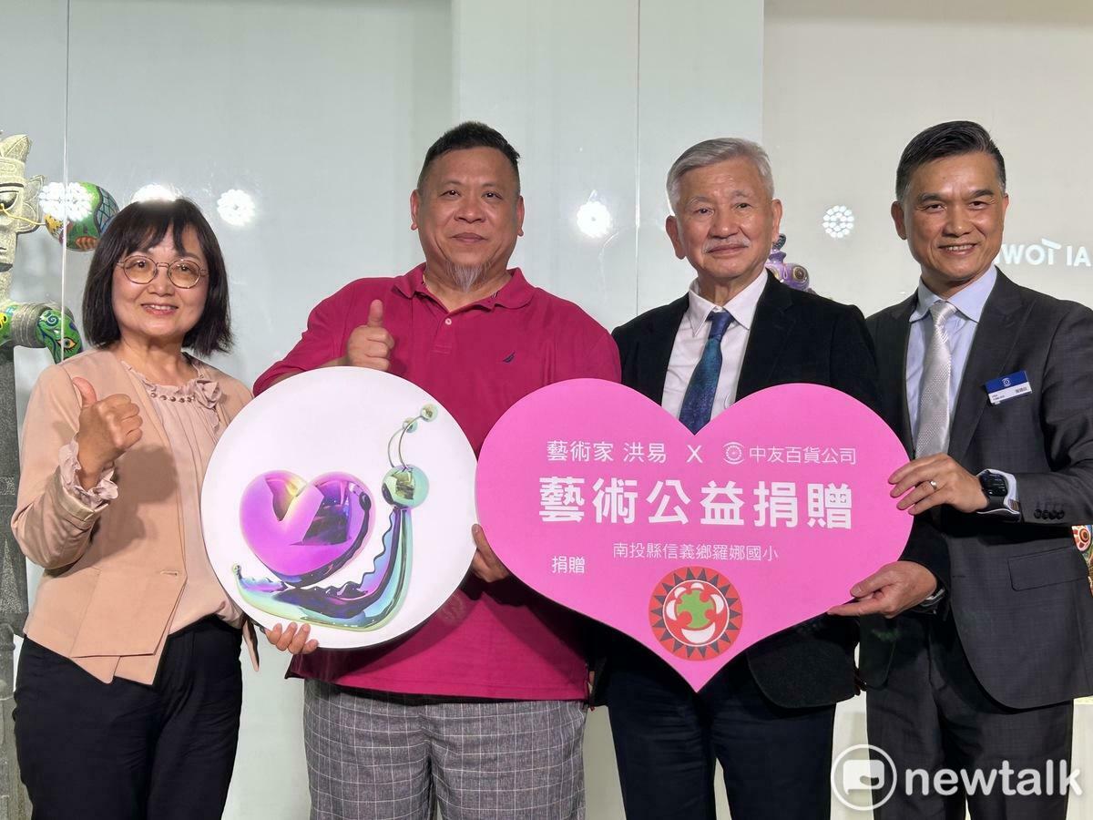 藝術家洪易捐贈作品-《愛心蝸牛》義賣。 圖：唐復年/攝