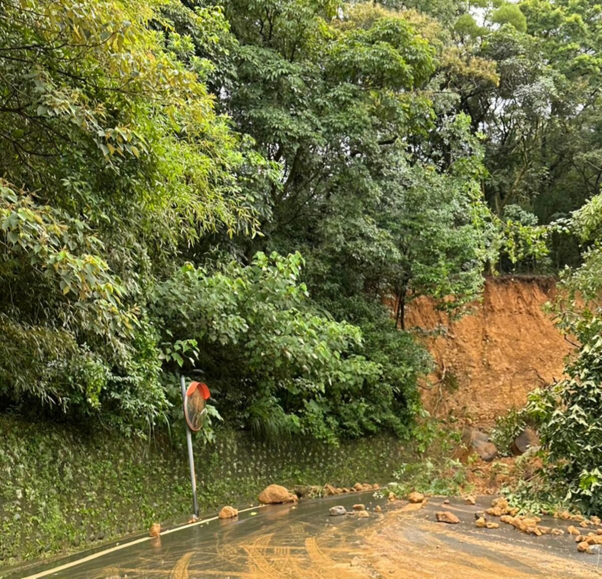 三芝區去年因山陀兒風災，山區出現多處坍方。 圖：翻攝鄭宇恩臉書