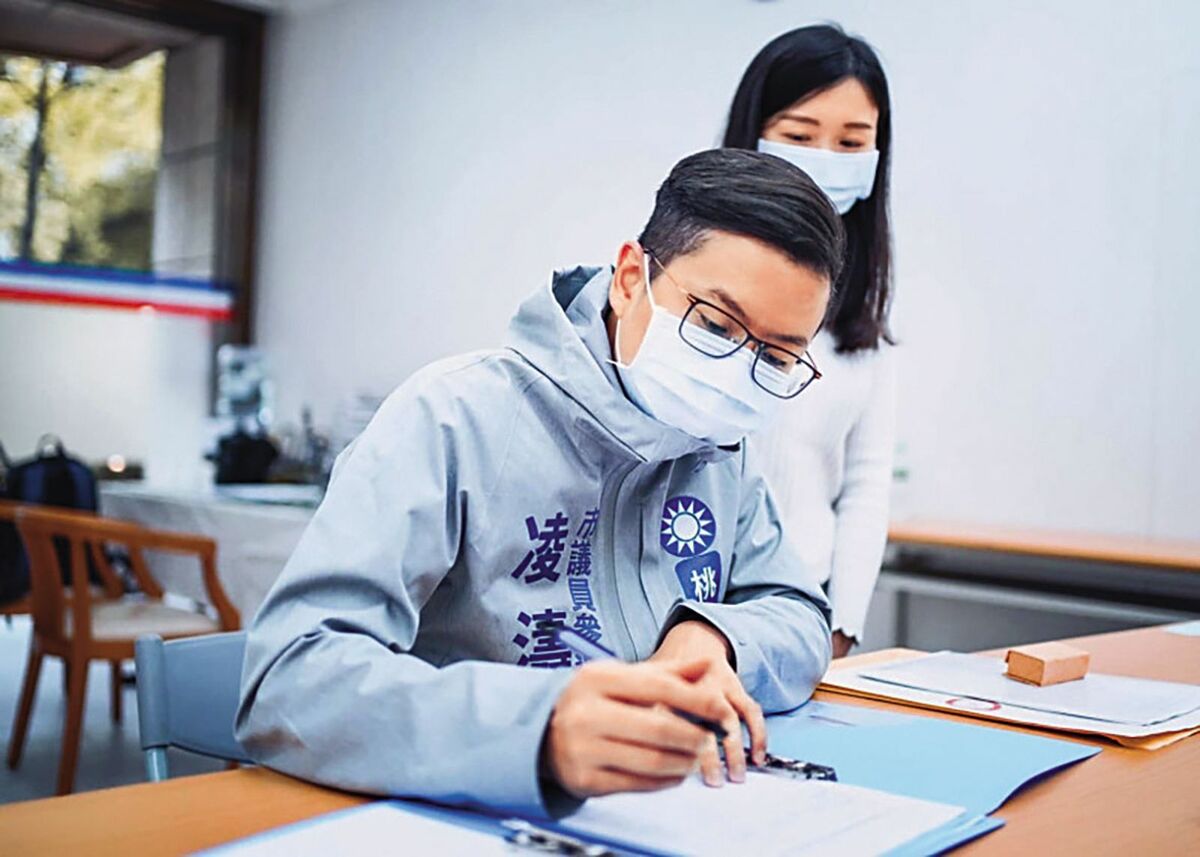 凌濤（左）與老婆（右）是班對、相戀已17年，當年老婆還陪同登記參選桃園市議員。（翻攝凌濤臉書） 圖：鏡週刊提供