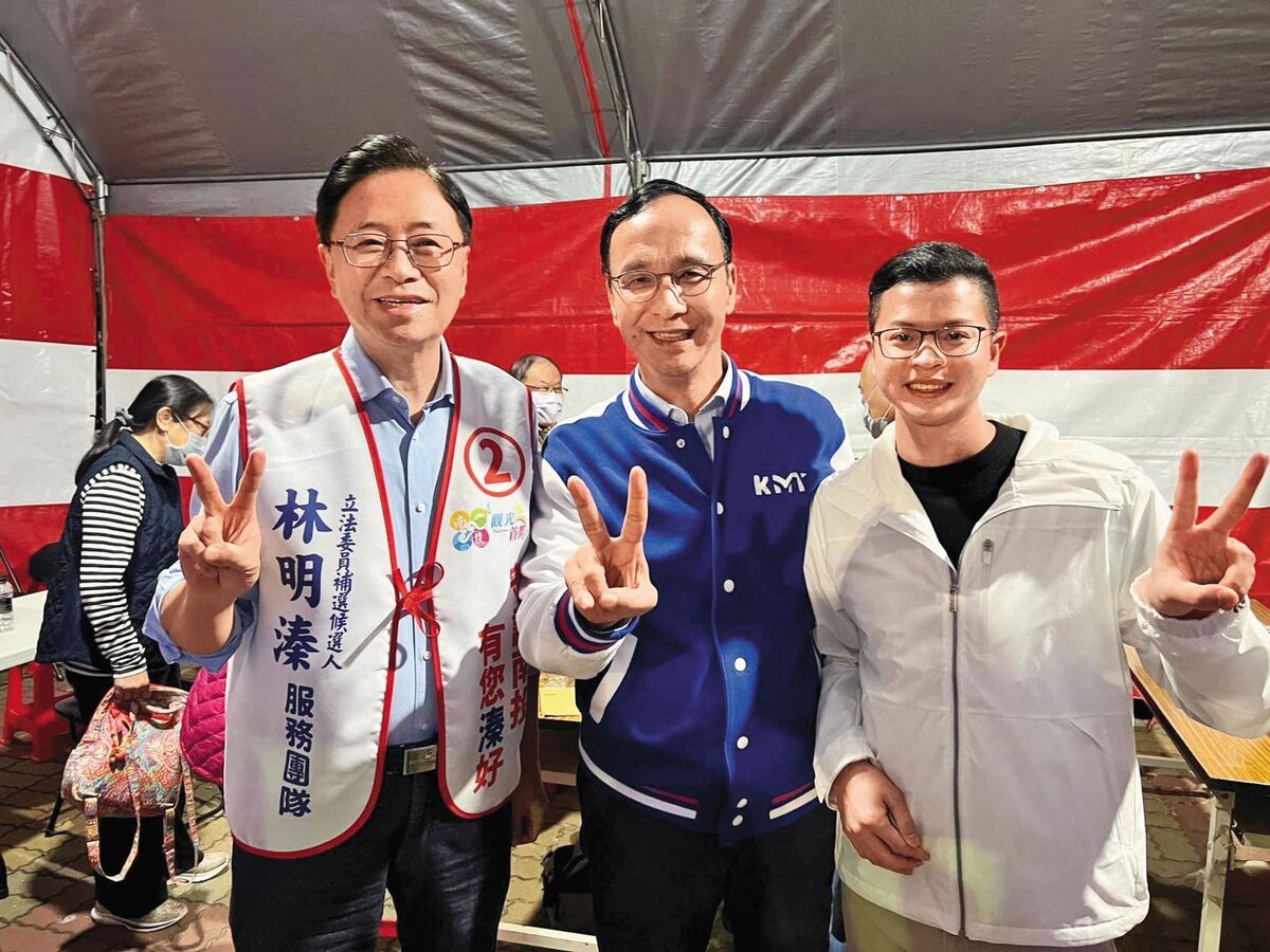 凌濤（右）是國民黨主席朱立倫的愛將，還曾是國民黨最年輕的文傳會主委，現為桃園市議員。左為桃園市長張善政。（翻攝自凌濤粉絲專頁） 圖：鏡週刊提供