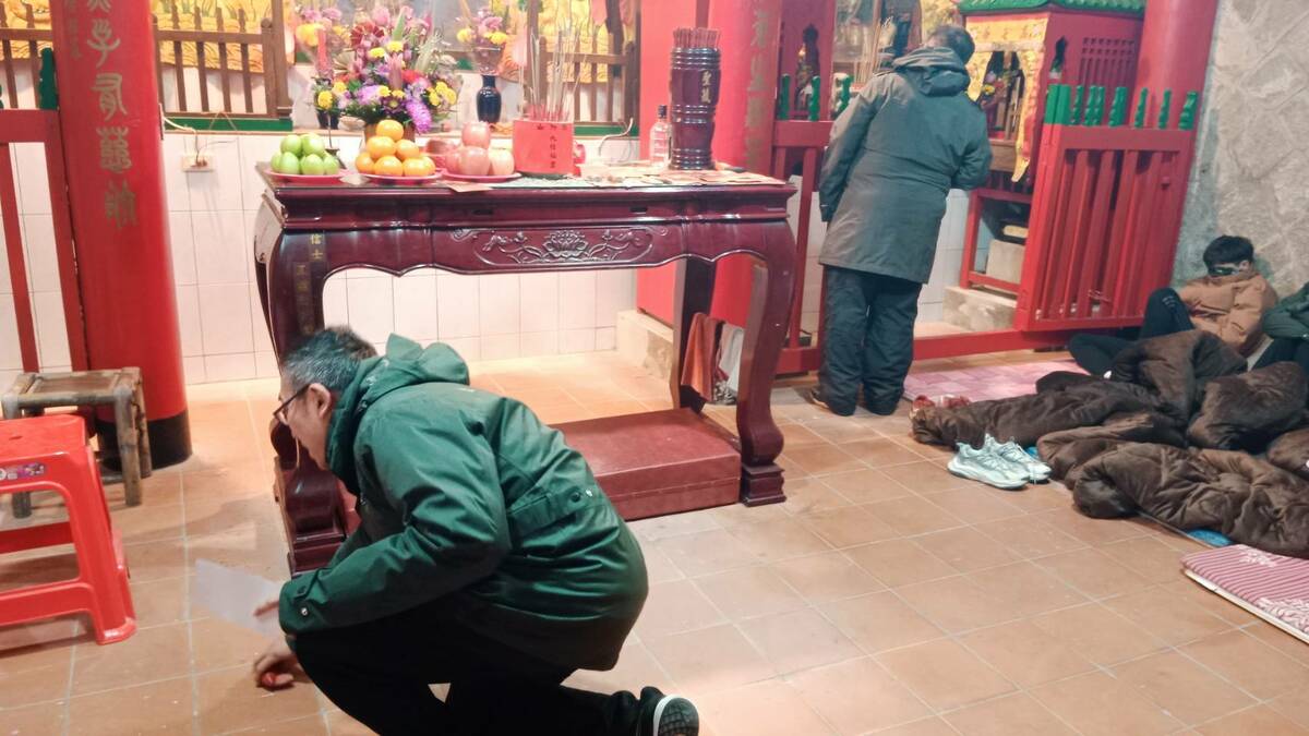 馬祖「北竿擺暝文化祭」壓軸的祈夢儀式，在廟裡臥睡尋求神明「賜夢」，一有夢兆立即擲筊確認，並由解夢者在現場解夢。 圖：孫家銘攝