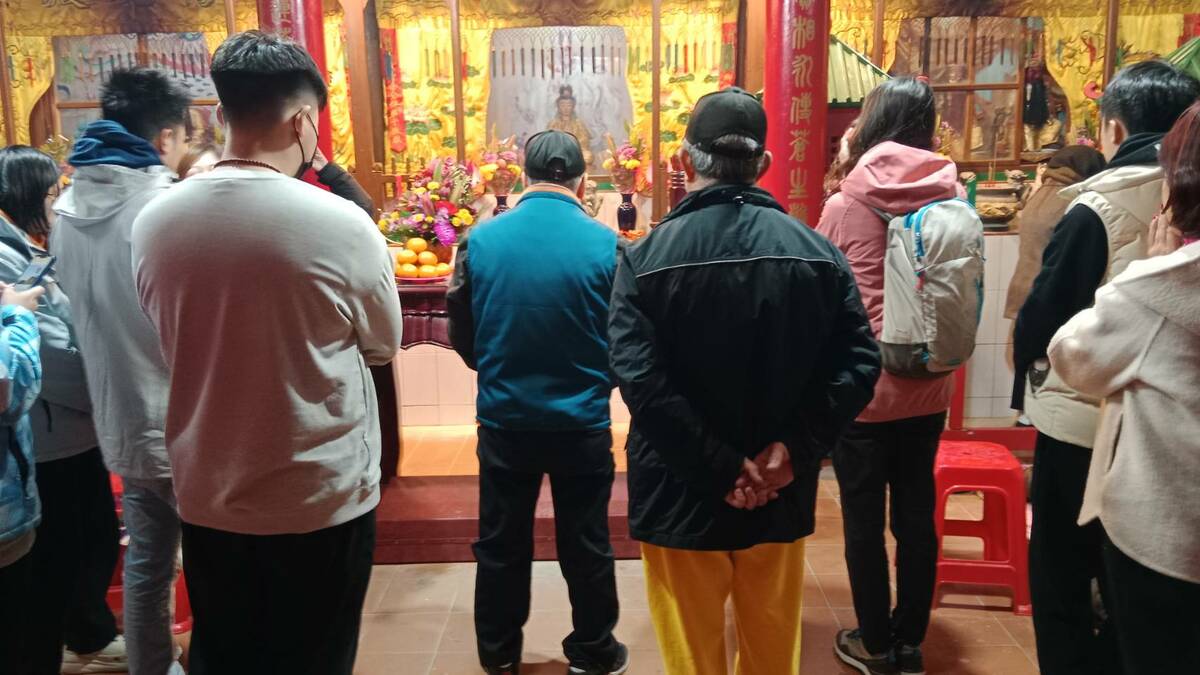 正月29這天馬祖北竿龍角峰伍位靈公廟的祈夢儀式，吸引眾多民眾祈求神明賜夢解惑。 圖：孫家銘攝