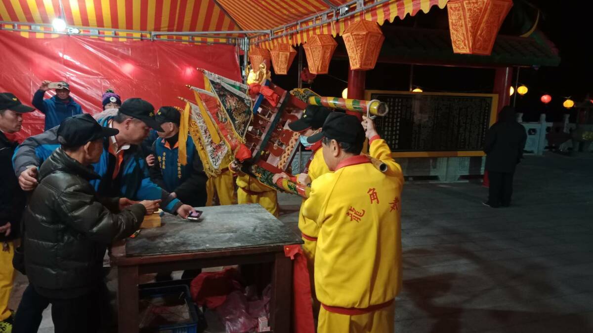 祈夢儀式前民眾也可求神問事。 圖：孫家銘攝