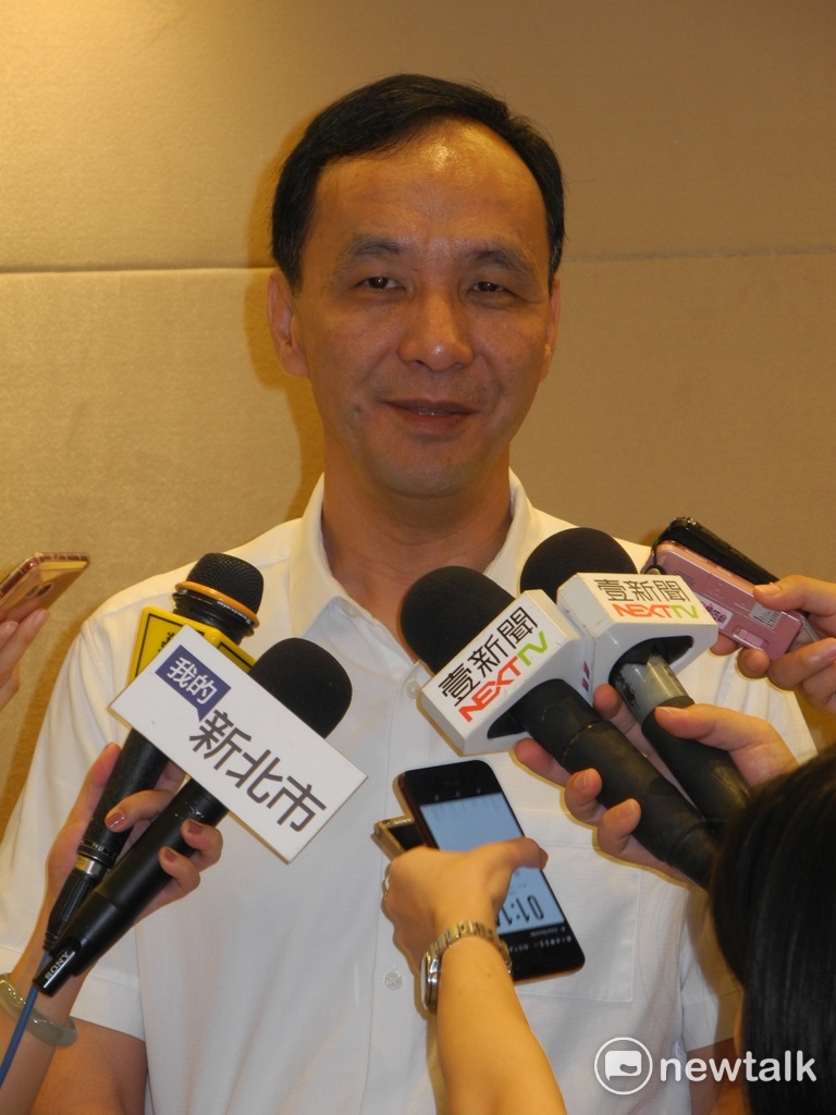 新北市建設滿意度，獲得普遍市民支持，市長朱立倫今早回應媒體時，好心情寫在臉上。 圖：王峻昌/攝