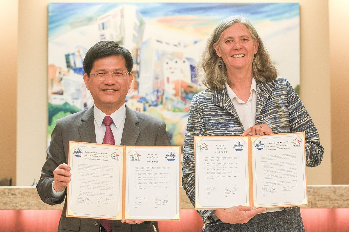 台中市長林佳龍於台灣時間8月15日，拜訪美國愛達荷州首府樹城(Boise)副市長Elaine Clegg，並簽定友好城市協定。 圖：台中市政府 / 提供
