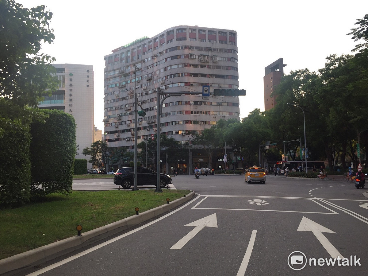 全台大停電，台北市的路上交通號誌也完全失靈。 圖 : 陳奕/攝 (新頭殼資料庫)