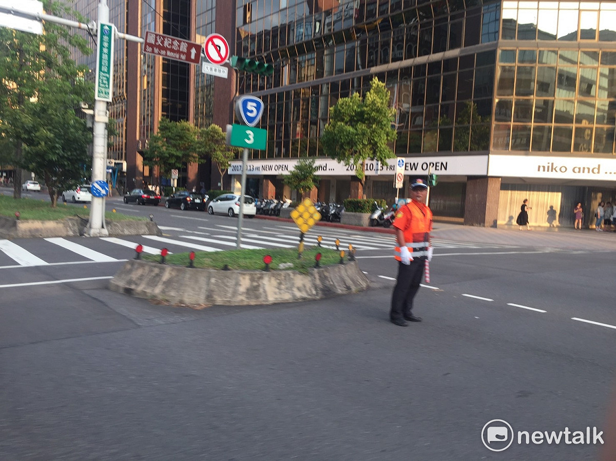 全台大停電，台北市的路上交通號誌也完全失靈。各路口義警忙於指揮交通。 圖 : 陳奕/攝