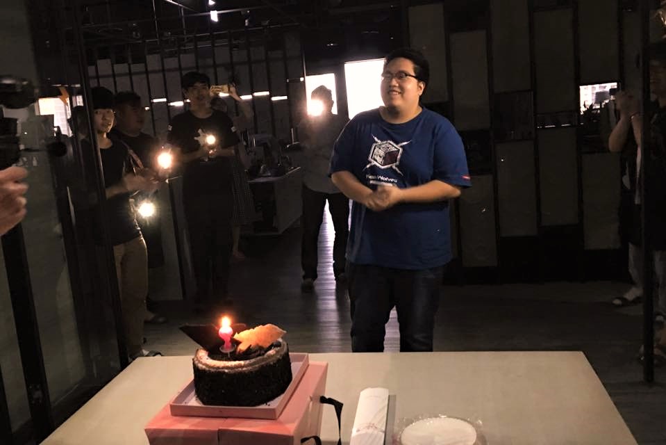 今（14）日下午，台灣職業電競隊伍閃電狼趁著跳電為《英雄聯盟》的教練「Steak」周律希慶生。 圖：翻攝自閃電狼官方粉絲專頁