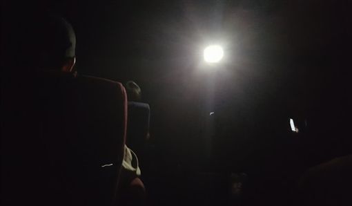 今（15）日下午，全台大停電，而不穩定的供電狀況也影響了民生，有網友在「爆廢公社」中發文表示看恐怖片看到一半，電影院突然跳電，現場觀眾全部嚇傻了。 圖：翻攝自 爆廢公社