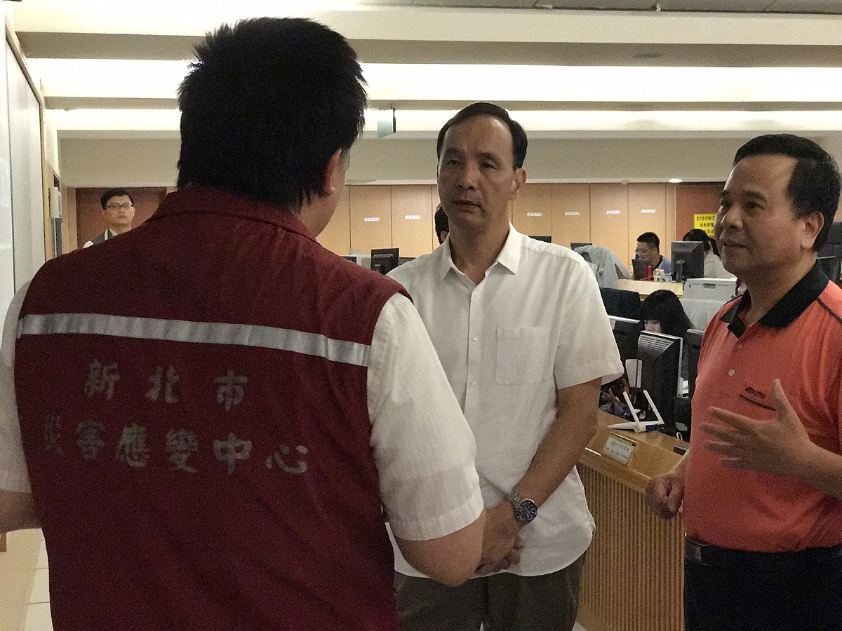 突然發生大停電，新北市長朱立倫立刻坐鎮災害應變中心聽取相關報告。 圖：新北市政府提供