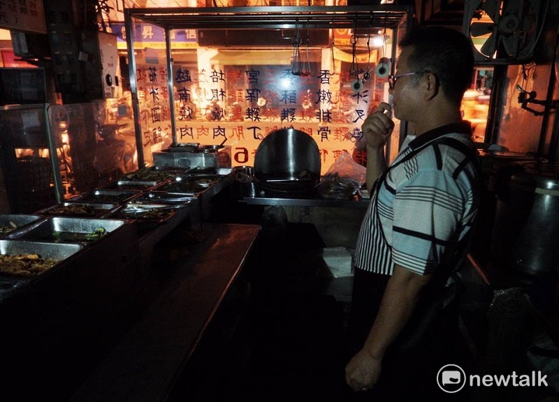 自助餐廳老闆無奈地望著早已準備好的食物。 圖：常日豪/攝