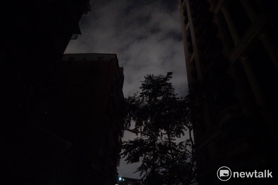 新北市板橋區夜晚整個住宅區一片漆黑。 圖：常日豪/攝