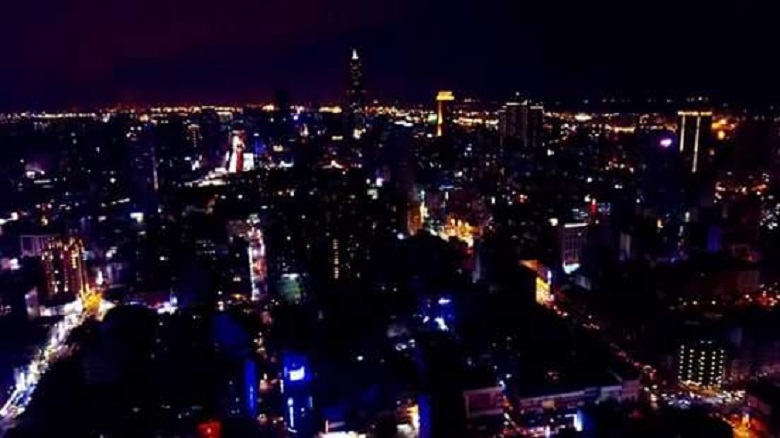 台電跳電，高雄市10多萬戶停電，受分區輪流停電影響，高雄市夜色昏暗，不再越夜越美麗。 圖：翻攝自立委趙天麟臉書