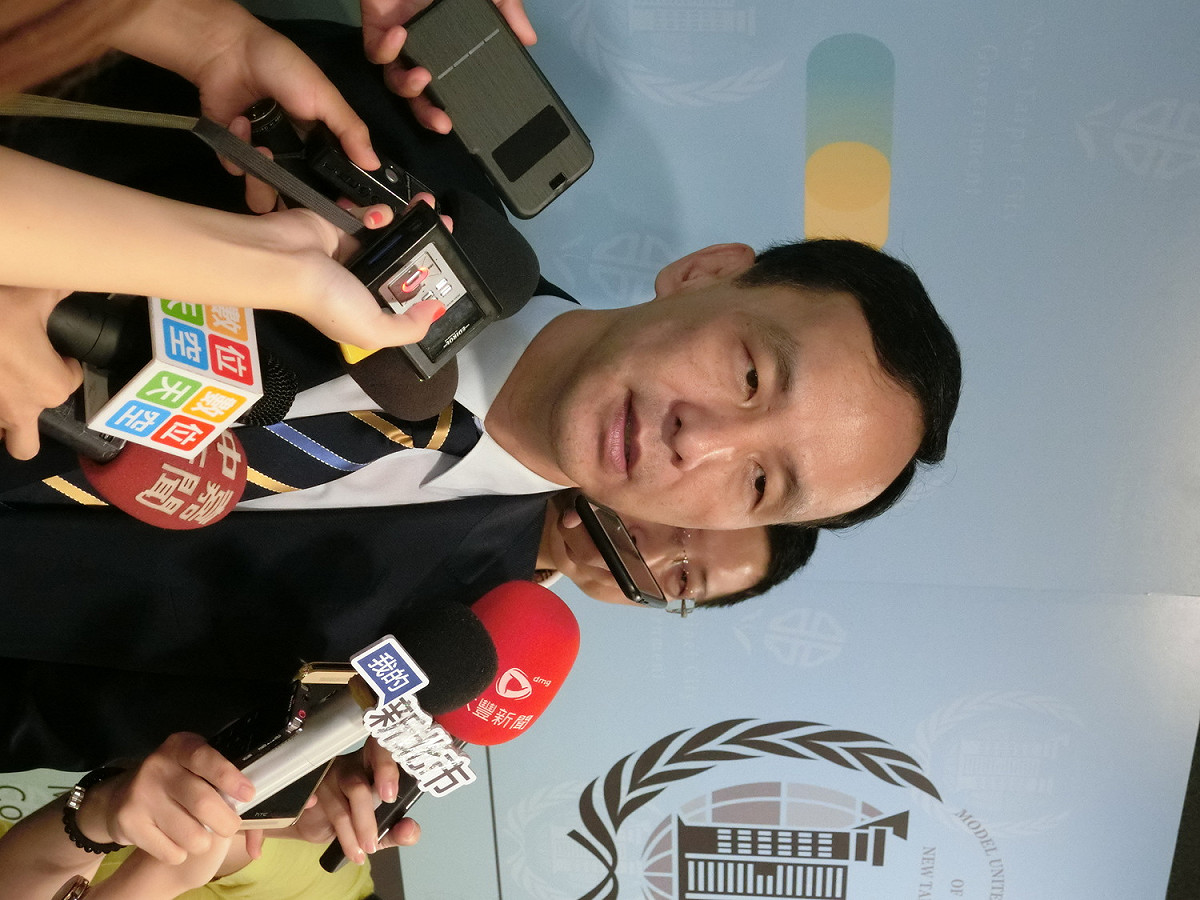 新北市長朱立倫16日上午受訪時表示，昨天大停電後經濟部和台電採無預警的分區停電，他覺得是造成更嚴重的民眾的衝擊與傷害。 圖：李書璇攝