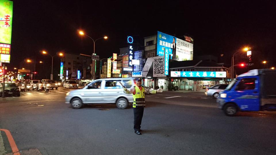 台中市部分道路交通號誌受到電力異常影響而無法正常運作，員警到現場指揮交通，降低交通衝擊。 圖：翻攝自臺中市政府警察局臉書