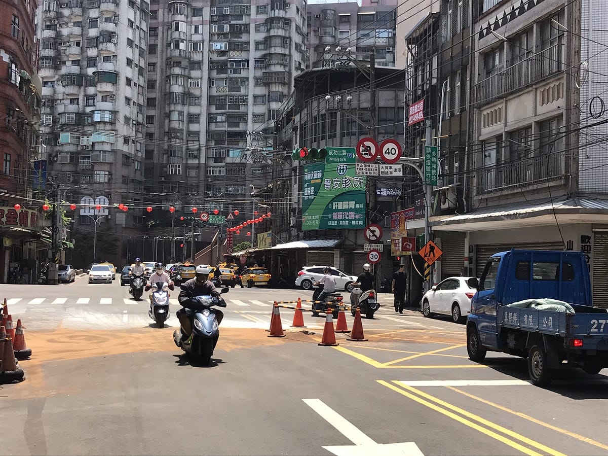一部拖車，因不熟路況，在基隆市區鉤住電線，造成高壓電桿倒塌，並將電桿拉斷，造成周邊地區停電。 圖 : 基隆市政府/提供