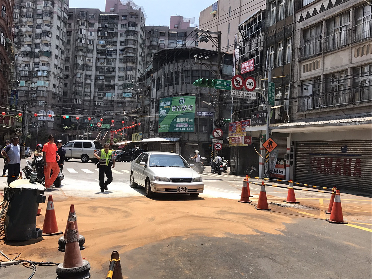 現場路面清潔在環保局的協助下已於12:20開放雙向通行。 圖 : 基隆市政府/提供