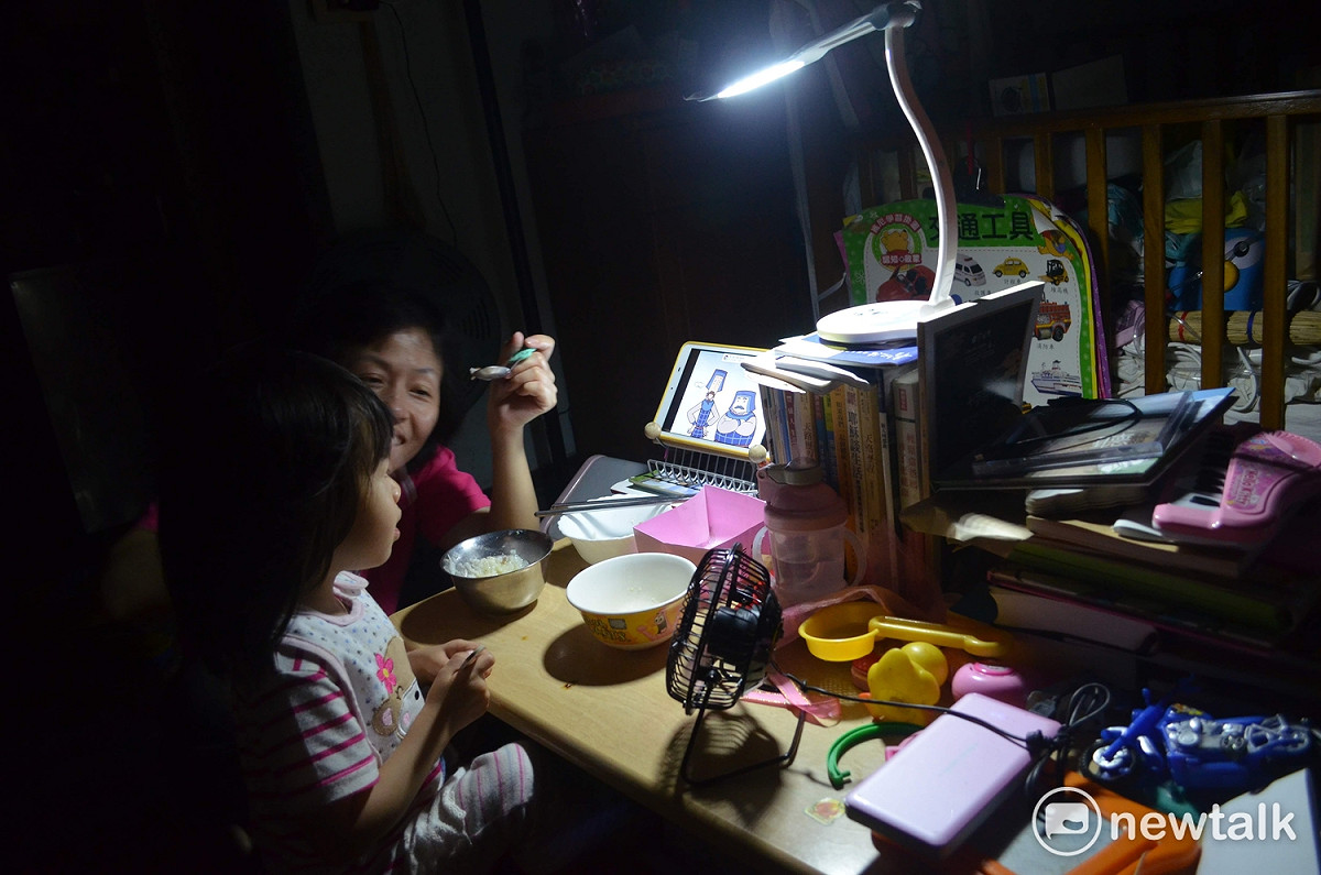 全台大停電，多名監委金主動申請調查。圖為815全台大停電，民眾為了餵小孩吃飯，蓄電型檯燈、平板電腦、行動電源電風扇全部派上用場。 圖：蔡坤龍/攝