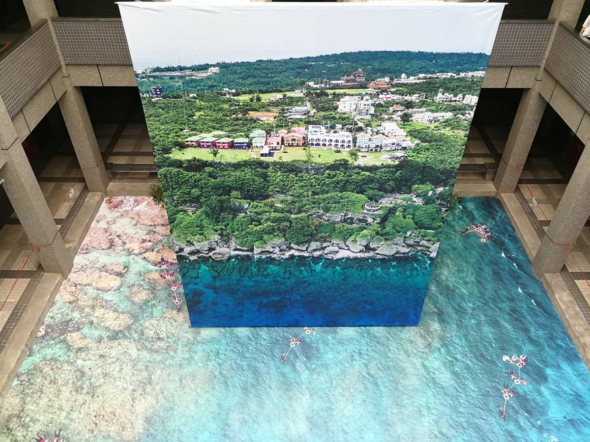 屏東縣府西側中庭變身小琉球海洋。 圖 : 屏東縣政府 / 提供