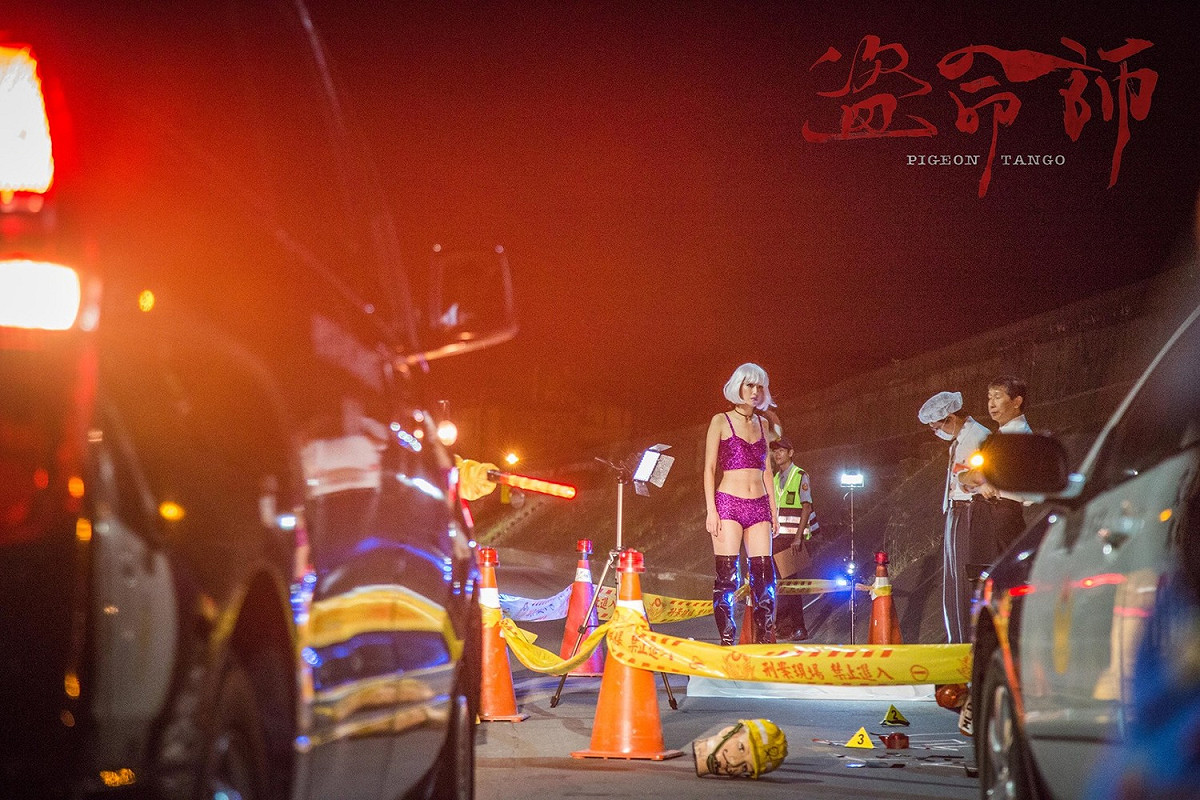 陳庭妮為了新片突破形象，挑戰性感電子花車女郎。 圖：翻攝自盜命師臉書