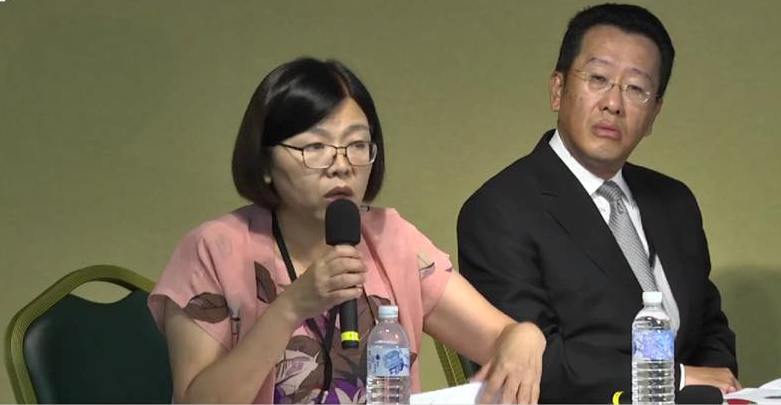 黨產會主任委員顧立雄(右)16日表示，買家根本就是花新台幣12億元就可以拿到所有資產。 圖：截自直播畫面