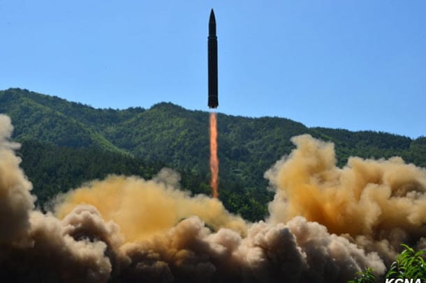 為遏止北韓軍事挑釁，美韓高層緊急通話15分鐘。圖為北韓試射新型洲際彈道飛彈「火星-14型」。  圖：翻攝朝中社