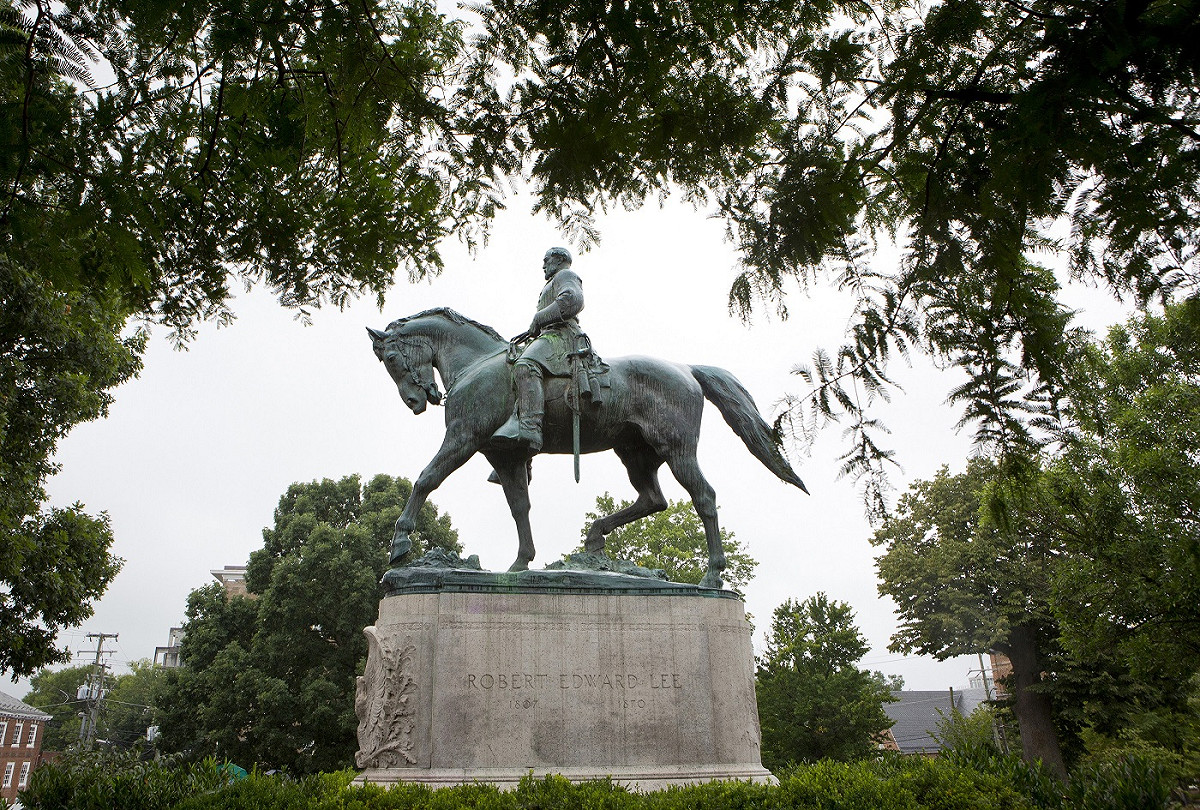 白人至上主義者號召在美國維吉尼亞州沙洛茲維爾市（Charlottesville）集會，抗議公園拆除南方邦聯將領李將軍（Robert E. Lee）雕像的計畫，但最後演變成衝突事件。 圖 : 達志影像/美聯社