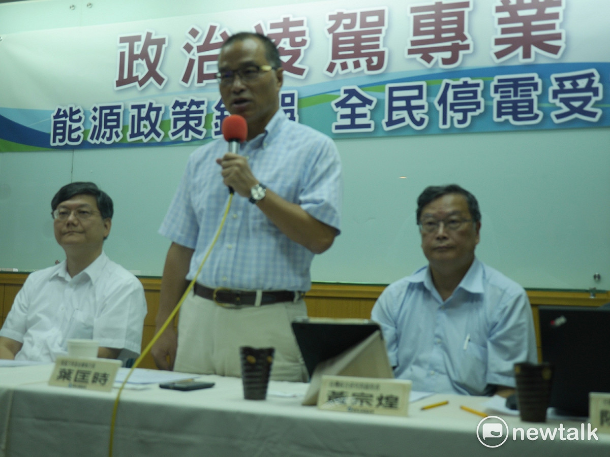 由前行政院長江宜樺籌組的長風文教基金會今（17）天召開記者會，前行政院副院長杜紫軍表示，「蔡英文總統提出2025非核家園的能源政策是政治決定而非專業決定」。 圖：趙婉淳/攝