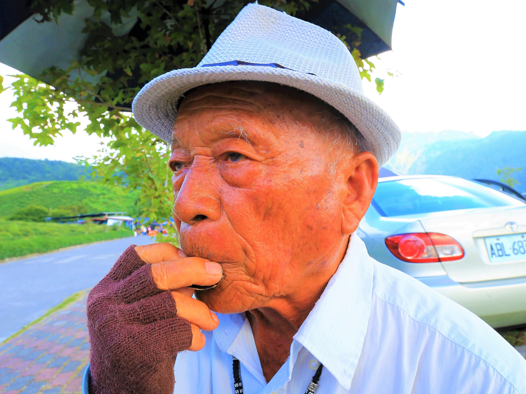 六十石山花季兩個月，遊客看到八十歲的老公公，用一片樹葉吹出老遠都能聴到的樂聲，紛紛掏錢讚賞。 邱顯明/攝影