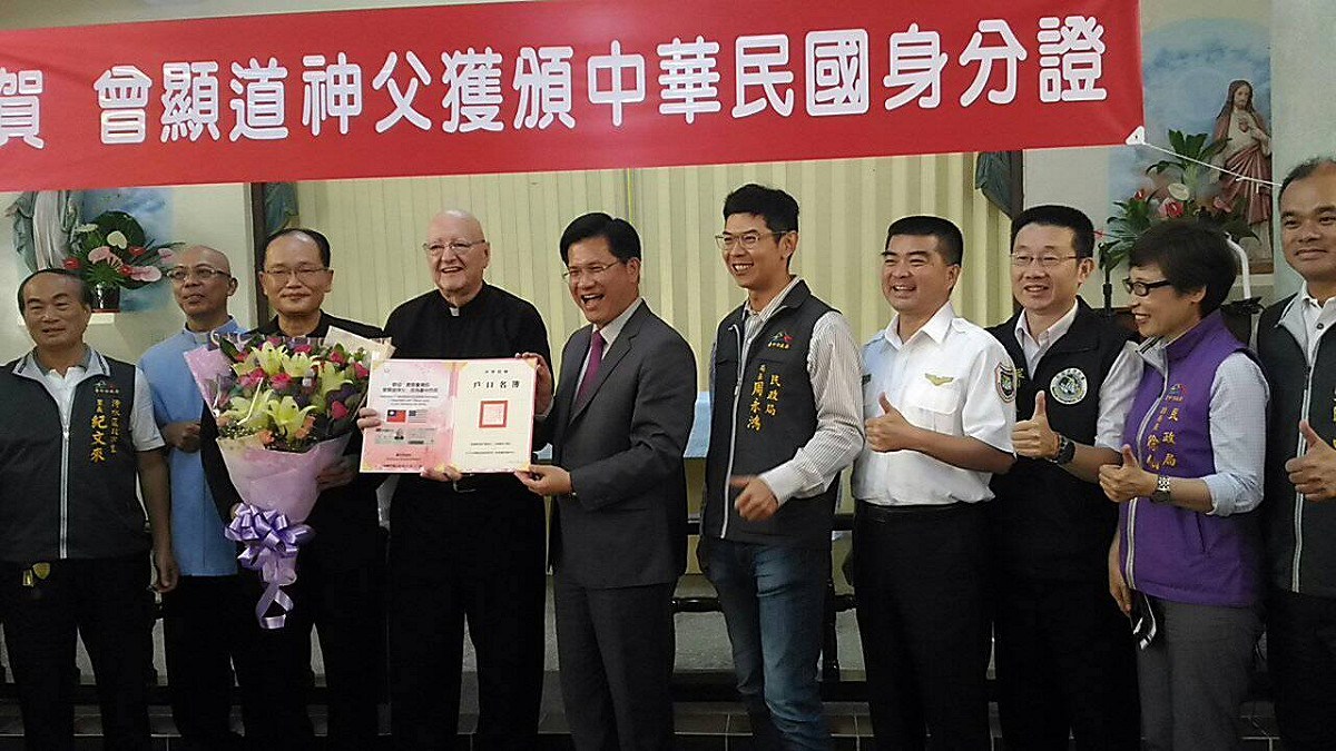 國籍法修改後，美籍曾顯道成功取得中華民國國籍。 圖：取自臺中市政府民政局臉書