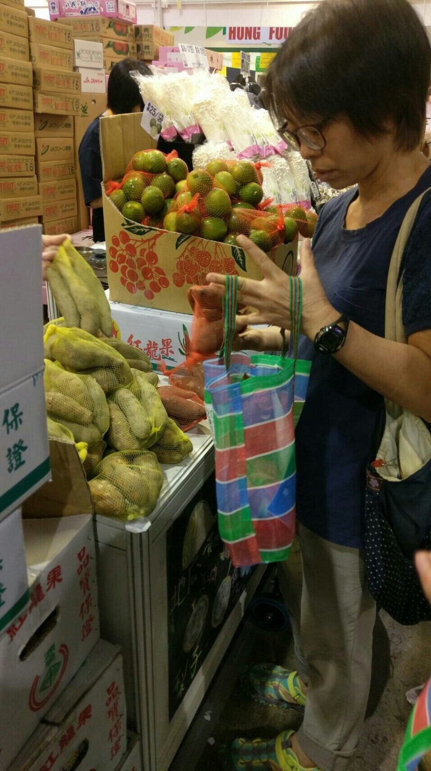今年第28屆「香港美食博覽會」今(17)日登場，農業局再度率團參加，行銷正值盛產期的地瓜、火龍果、新興梨、葡萄及無籽檸檬，並加碼送出花博復古網袋，要為2018台中花博宣傳。 圖：台中市政府/提供