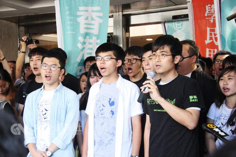 香港泛民主派政治新星羅冠聰（左起）、黃之鋒、周永 康今天因衝撞政治總部公民廣場的案件，赴高等法院聆訊。 圖 : 中央社