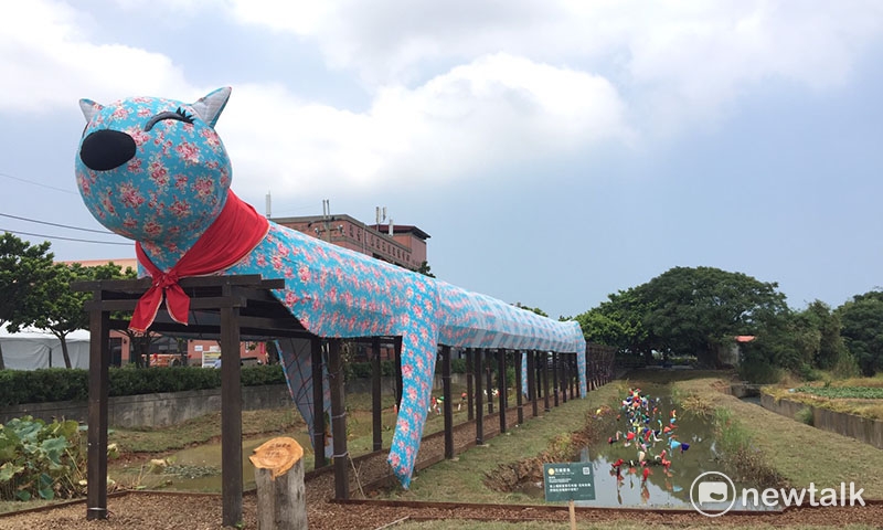 2017桃園地景藝術節，花貓愛魚，傳達了記憶與對客家風情的想像創作。 圖:陳奕／攝影