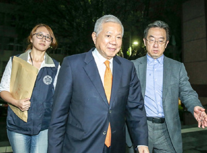 台北地檢署偵辦永豐金涉弊案，17日依違反證券交易法等罪，起訴永豐金前董事長何壽川（中）、永豐餘公司土地開發部經理張金榜、三寶建設董事長李俊傑的妻子廖怡慇等19人。 圖：中央社資料照片