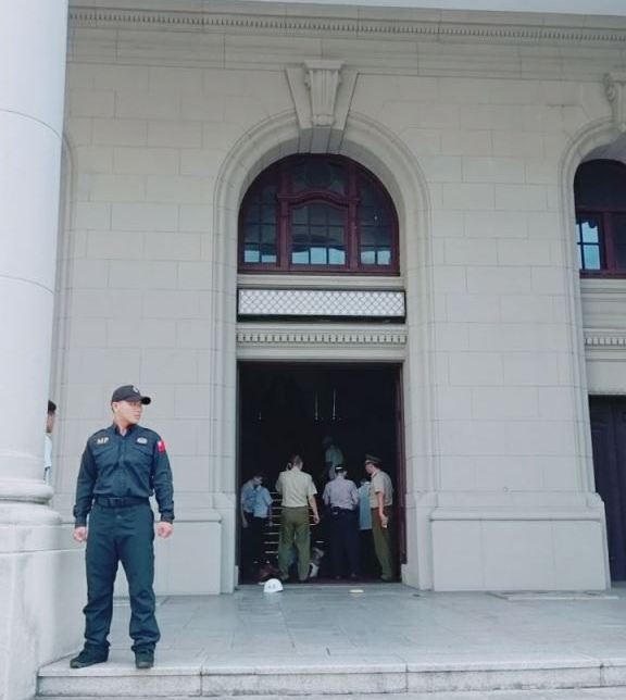 總統府今 (18)天上午遭一名男子闖入刺傷一名憲兵，目前已遭制伏。 圖：UDN TV提供