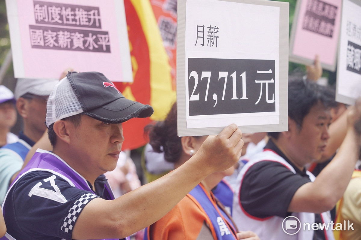 勞動部今（18）天召開基本工資審議委員會會議，全產總在會場舉行記者會，要求將基本工資月薪調至27,711元。 圖：常日豪/攝