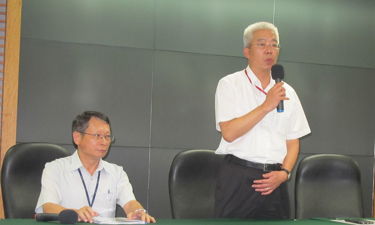 中油副總經理方振仁（右）18日說明15日下午維修失誤造成天燃氣斷氣原因。 圖：林朝億/攝