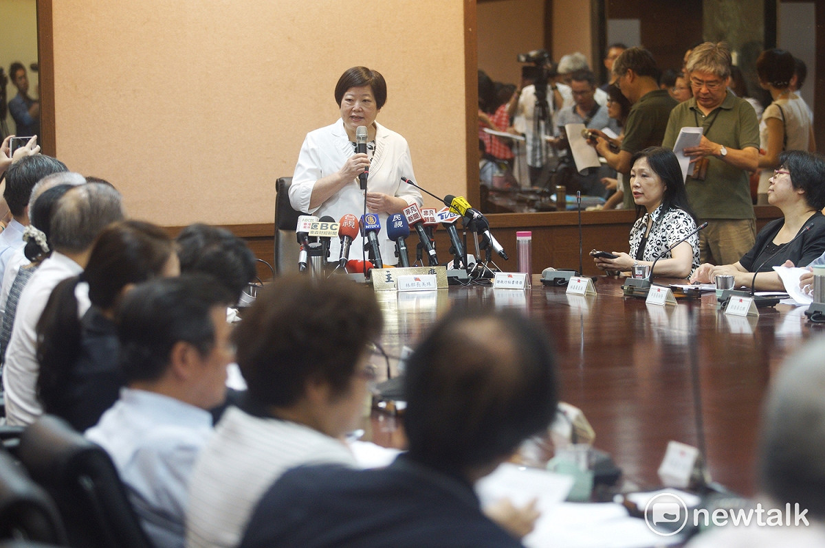 勞動部長林美珠今（18）天親自主持基本工資審議委員會。 圖：常日豪/攝