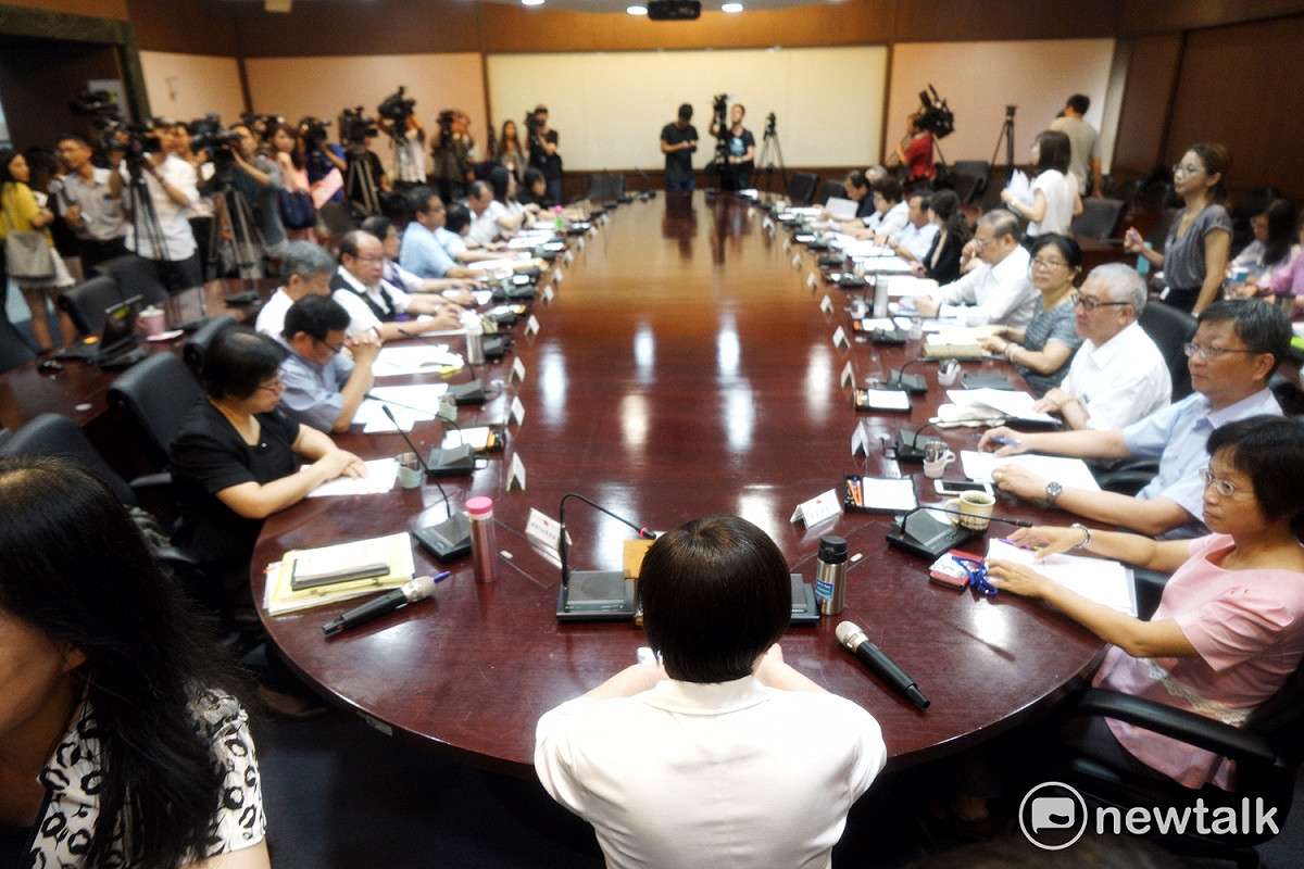 基本工資審議委員會建議從明年元旦起，月薪基本工資由21009元調高至22000元；時薪調高至140元。 圖：常日豪/攝