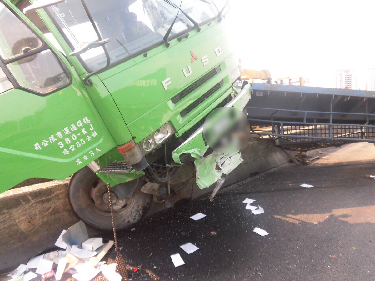 國道1號357公里處今（18）天發生一起南下車禍。 圖：高雄市消防局提供