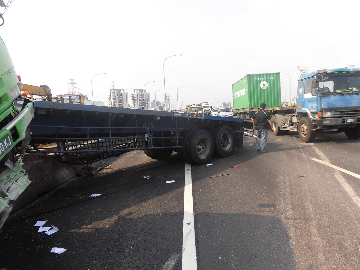國道1號357公里處今（18）天發生一起南下車禍。 圖：高雄市消防局提供