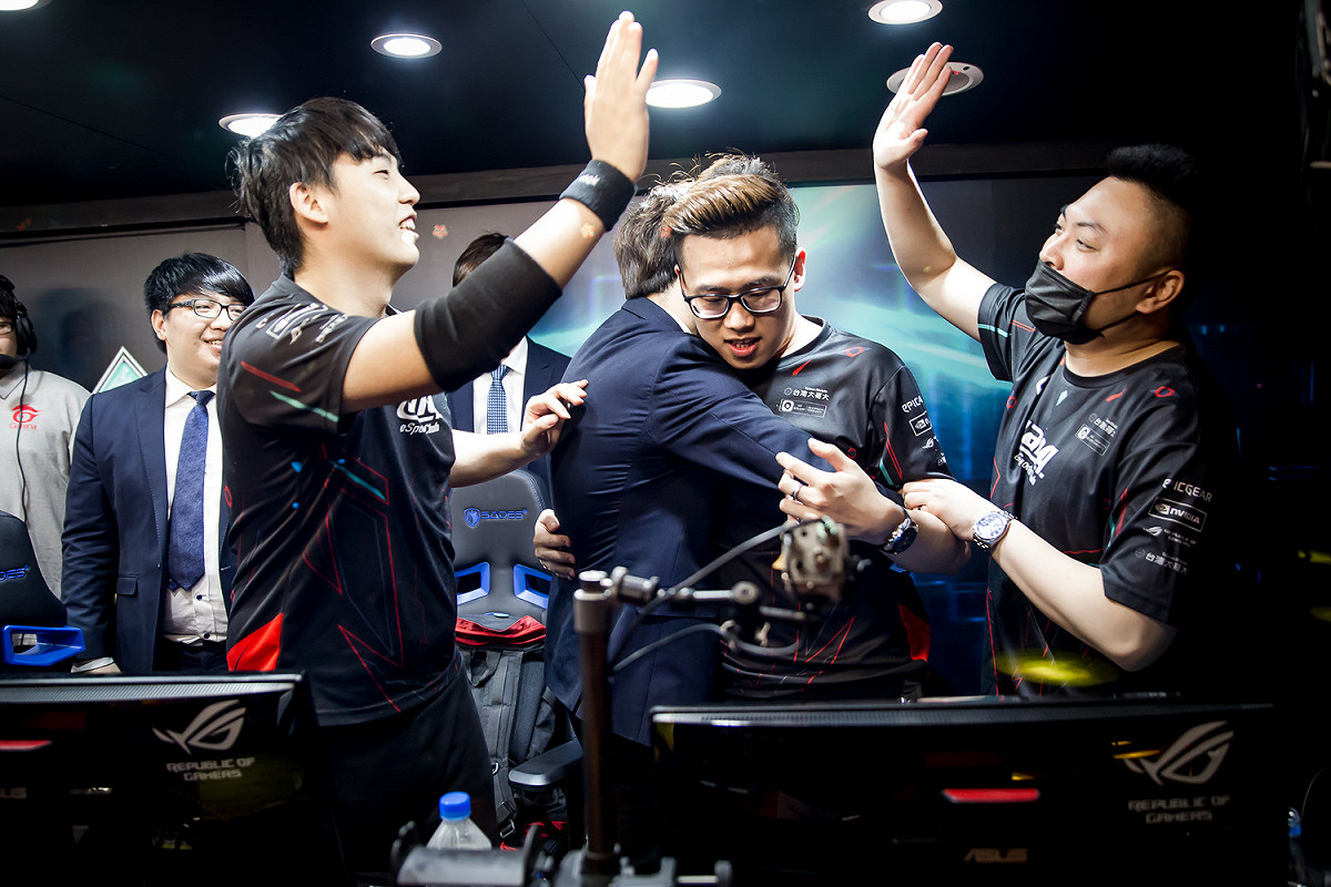 奮戰五局成功晉級的 ahq 賽後選手們興奮擊掌、擁抱慶祝。 圖：Garena/提供