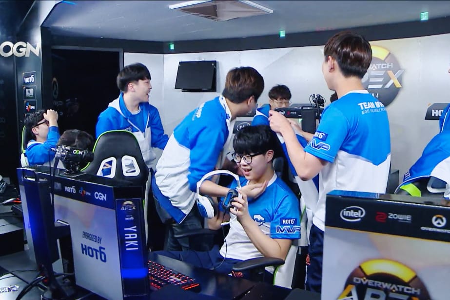 不被看好的MVP Space，在本季開場便打倒被視為「韓國最強」的Lunatic-Hai，獲勝瞬間選手一臉難以置信，開心地互相擁抱。 圖：翻攝自OGN官方twitch
