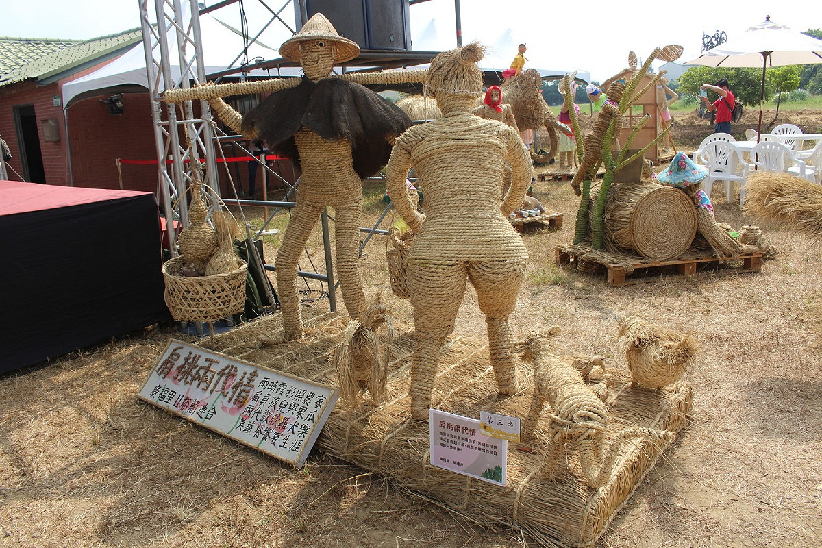 2017桃園地景藝術節「幸福村落」稻草裝置競賽，第3名作品簡連合的「肩挑兩代情」。 圖：桃園市政府文化局提供