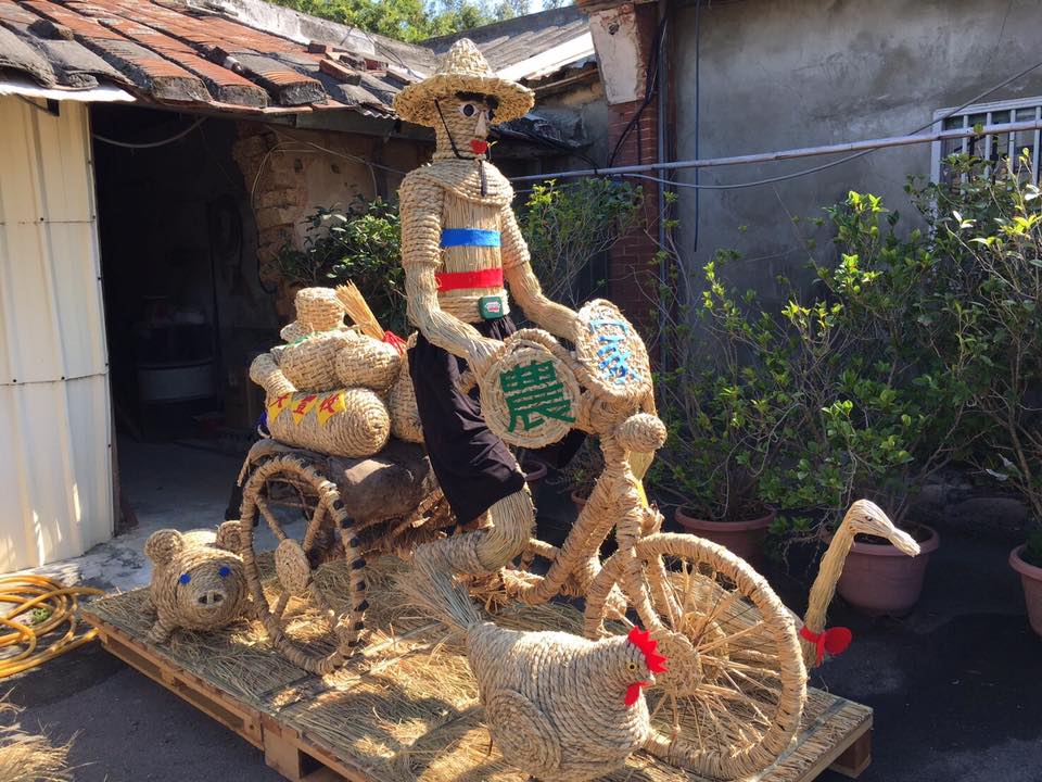 2017桃園地景藝術節「幸福村落」稻草裝置競賽，第1名得獎作品陳德森的「農村樂」。 圖：桃園市政府文化局提供